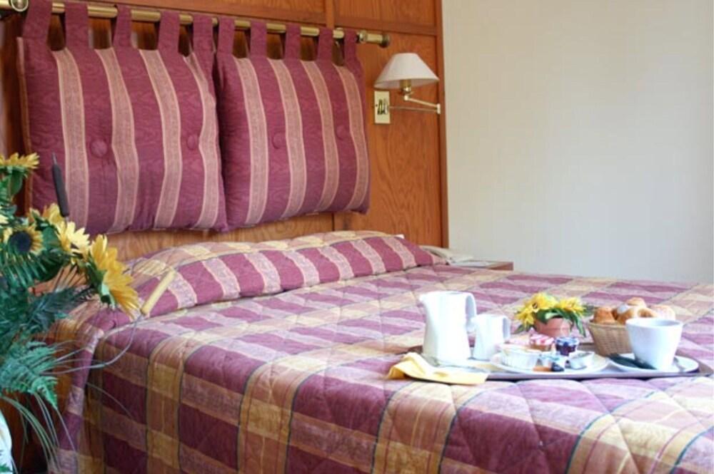 Les Colonnes Strasbourg Zenith Hotel Eckbolsheim Szoba fotó